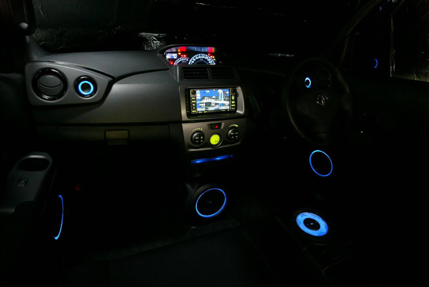 外国人が「なんじゃこりゃ」の衝撃作も！　車内とは思えない「くつろぎ」のマイルーム感全開のクルマ５選