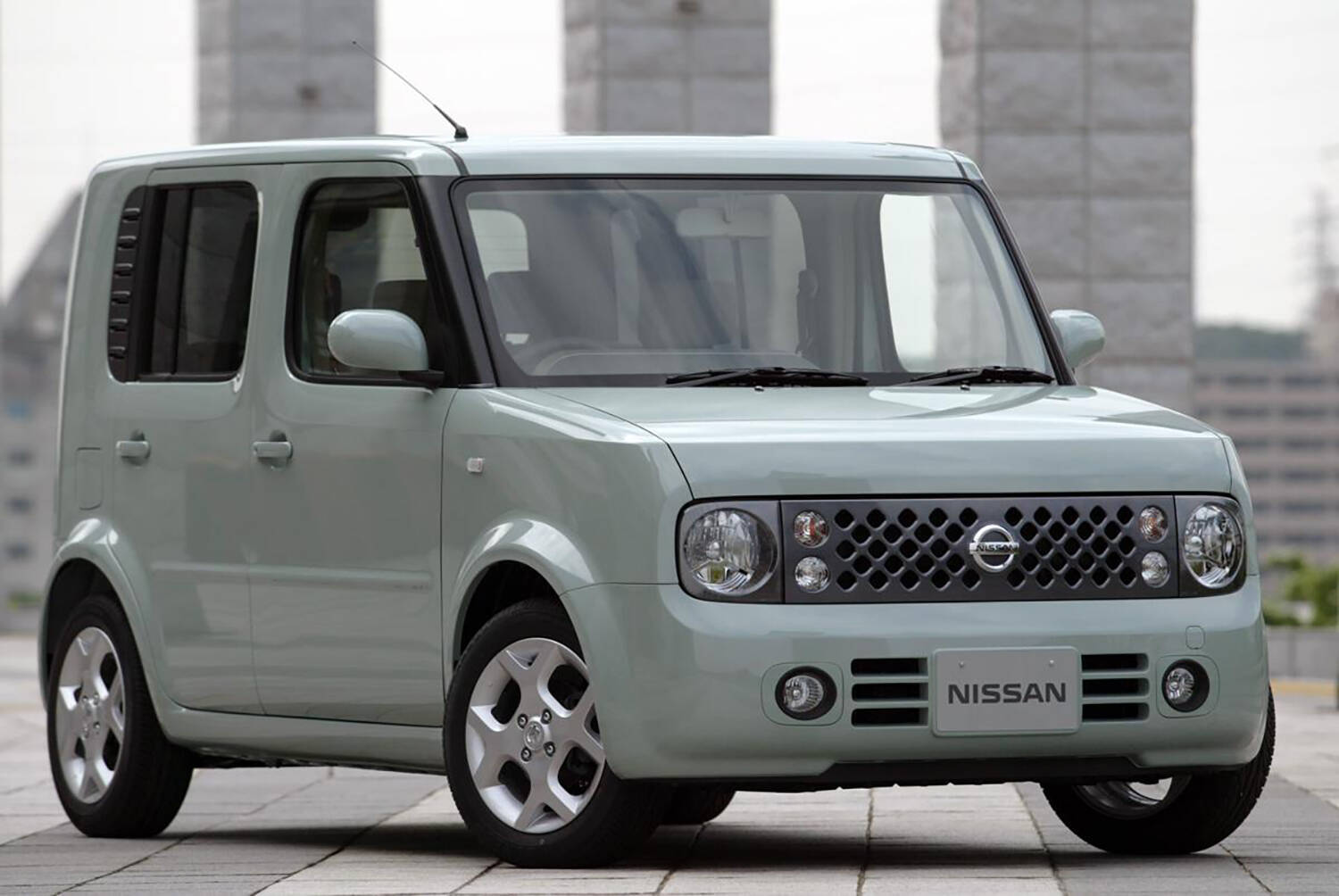 外国人が「なんじゃこりゃ」の衝撃作も！　車内とは思えない「くつろぎ」のマイルーム感全開のクルマ５選