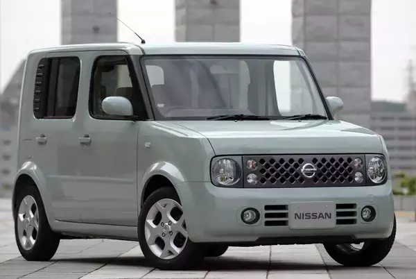 「外国人が「なんじゃこりゃ」の衝撃作も！　車内とは思えない「くつろぎ」のマイルーム感全開のクルマ５選」の画像
