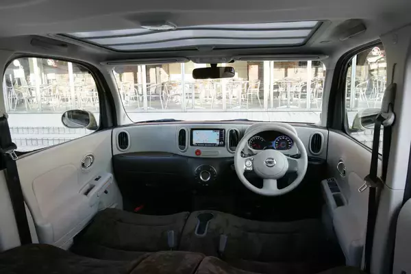 「外国人が「なんじゃこりゃ」の衝撃作も！　車内とは思えない「くつろぎ」のマイルーム感全開のクルマ５選」の画像