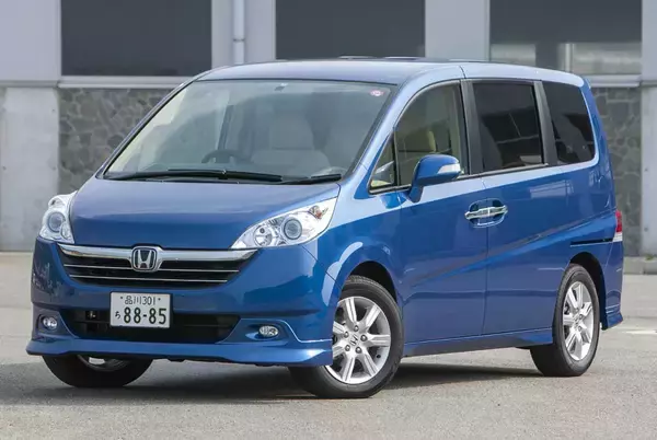 「外国人が「なんじゃこりゃ」の衝撃作も！　車内とは思えない「くつろぎ」のマイルーム感全開のクルマ５選」の画像