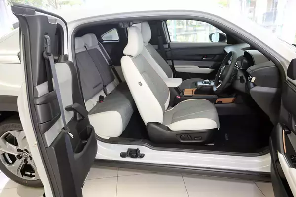 「外国人が「なんじゃこりゃ」の衝撃作も！　車内とは思えない「くつろぎ」のマイルーム感全開のクルマ５選」の画像