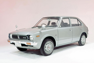 もしも1970年代に新型プリウスがタイムワープしたらどうなる!?　「乗り込めない」「動かせない」けっこう大変なことになる