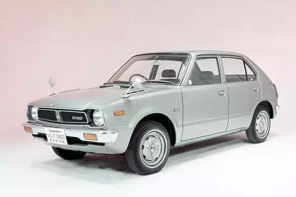 もしも1970年代に新型プリウスがタイムワープしたらどうなる!?　「乗り込めない」「動かせない」けっこう大変なことになる