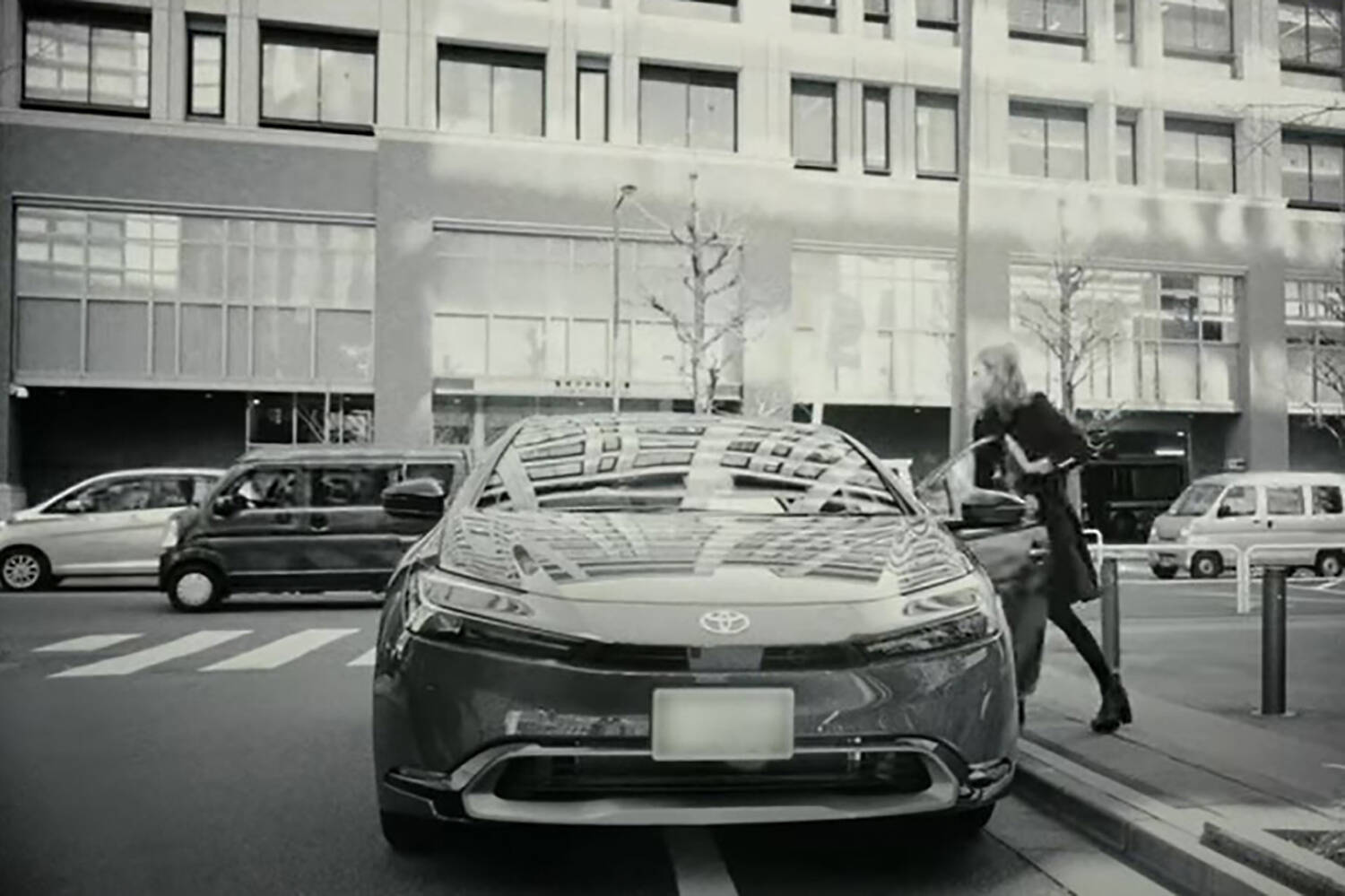 もしも1970年代に新型プリウスがタイムワープしたらどうなる!?　「乗り込めない」「動かせない」けっこう大変なことになる