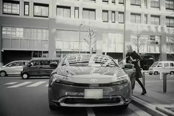 「もしも1970年代に新型プリウスがタイムワープしたらどうなる!?　「乗り込めない」「動かせない」けっこう大変なことになる」の画像