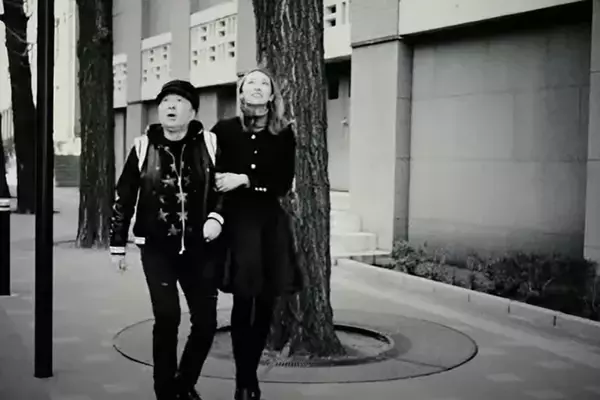 「もしも1970年代に新型プリウスがタイムワープしたらどうなる!?　「乗り込めない」「動かせない」けっこう大変なことになる」の画像