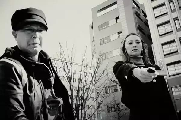 「もしも1970年代に新型プリウスがタイムワープしたらどうなる!?　「乗り込めない」「動かせない」けっこう大変なことになる」の画像