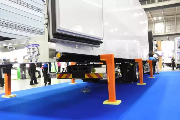 「「スワップボディ」「コールドテナー」「サイドバンパー代わりのツールボックス」！　物流をスムースにするトラックの「アイディア技術」が目から鱗!!」の画像