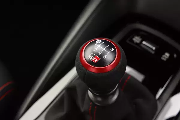 「エンストに坂道での後退！　MT車の操作ミスで違反になる可能性はある？」の画像