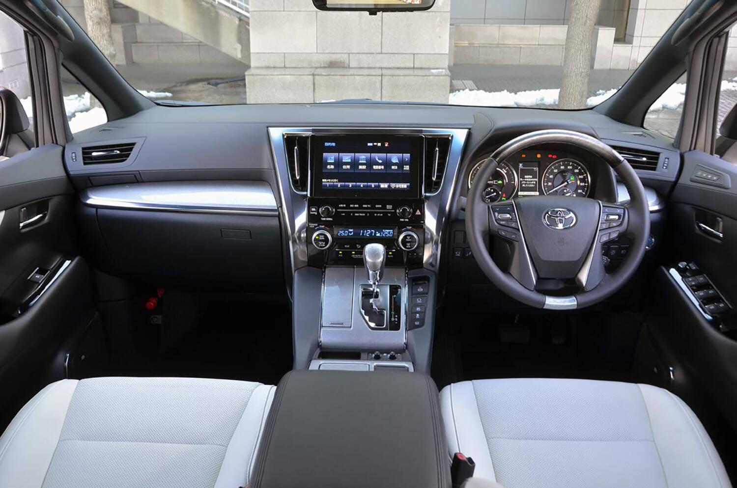 フルモデルチェンジで消えるという噂も……かつて「アルファード」より売れた「ヴェルファイア」が不人気車に陥ったワケ