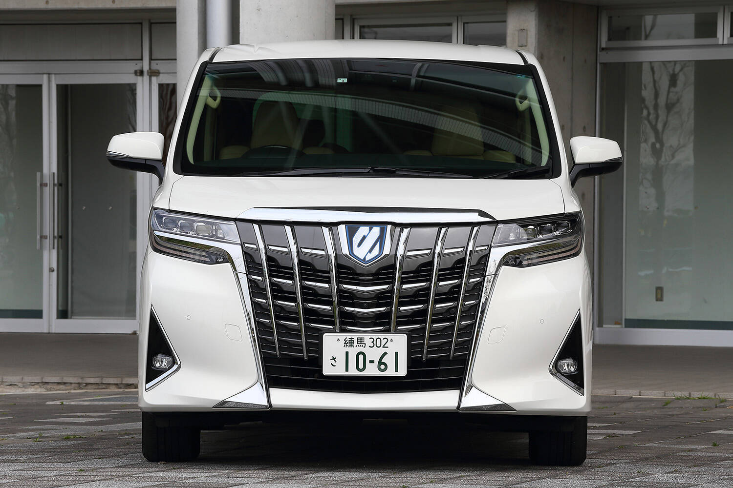 フルモデルチェンジで消えるという噂も……かつて「アルファード」より売れた「ヴェルファイア」が不人気車に陥ったワケ