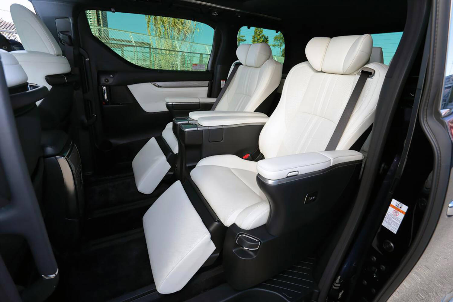 フルモデルチェンジで消えるという噂も……かつて「アルファード」より売れた「ヴェルファイア」が不人気車に陥ったワケ