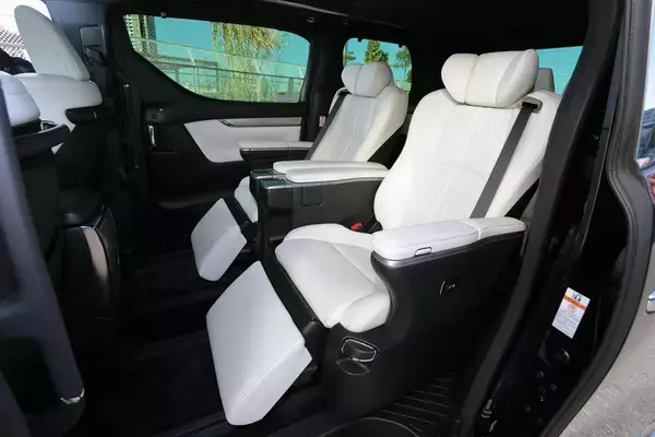 「フルモデルチェンジで消えるという噂も……かつて「アルファード」より売れた「ヴェルファイア」が不人気車に陥ったワケ」の画像