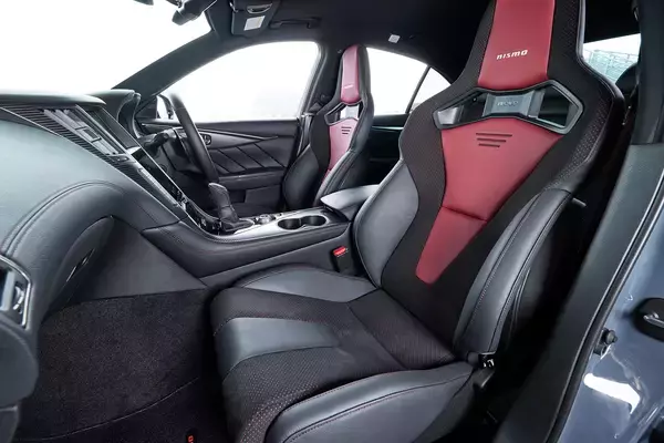 「往年のファンには堪らない”GT”エンブレムが復活！　エンジンにまで手が入った日産「スカイライン NISMO 」「スカイライン NISMO Limited」が登場」の画像