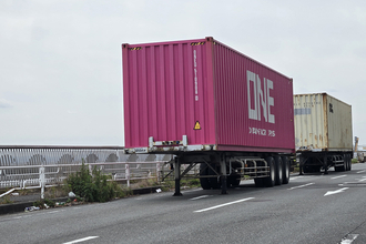 骨組みだけを引っ張ってるトレーラーって何してる？　じつは国際輸送に重要な役割をもっていた