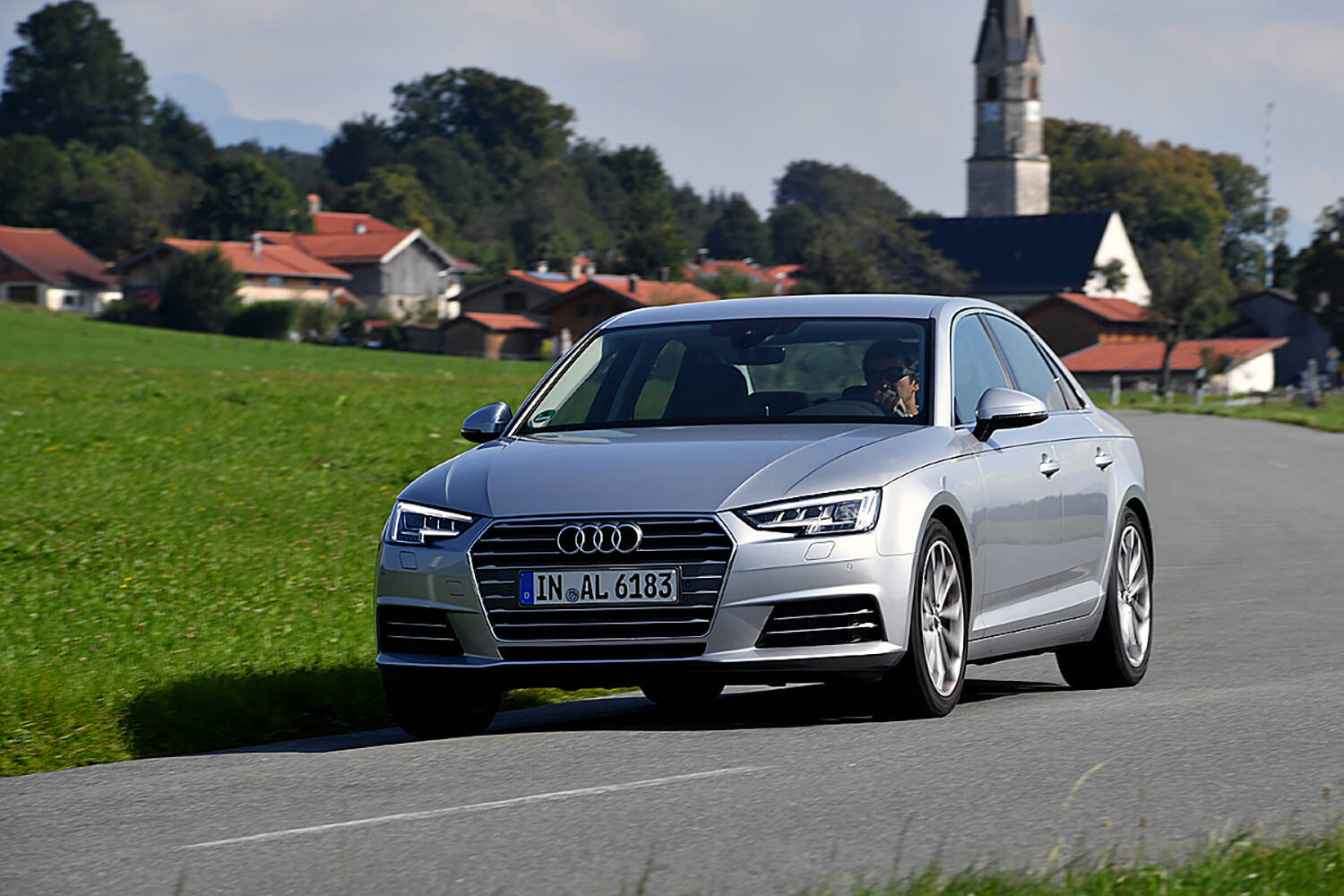 よもや200万円台で買ったとは思うまい！　庶民が確実に見栄を張れる「ゴージャス感」全開の輸入中古セダン４台