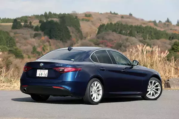 「よもや200万円台で買ったとは思うまい！　庶民が確実に見栄を張れる「ゴージャス感」全開の輸入中古セダン４台」の画像