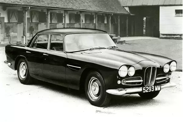 「ハイエース並の長いボディ！　でも車高はハチロク並にぺったんこ！　なんじゃこりゃが詰まったアストンマーティンの超絶セダン「ラゴンダ」って何もの？」の画像