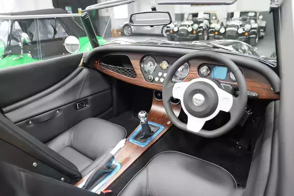 「伝統の英国スポーツカーに日本でたった10台の限定車が登場！　モーガン「 PLUS FOUR 1962 EDITION」の受注を開始」の画像