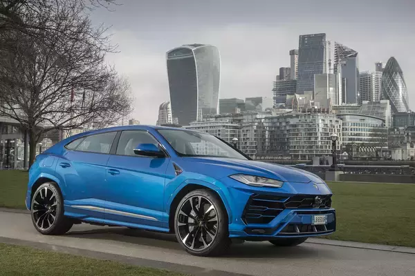 かつてはフェラーリ圧勝もいまやランボルギーニが僅差に迫る！　それでも販売台数の「逆転」がないと言い切れるワケ