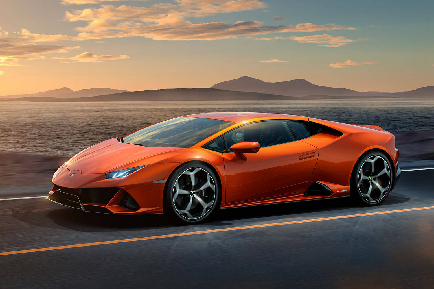 かつてはフェラーリ圧勝もいまやランボルギーニが僅差に迫る！　それでも販売台数の「逆転」がないと言い切れるワケ