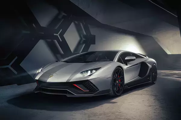 「かつてはフェラーリ圧勝もいまやランボルギーニが僅差に迫る！　それでも販売台数の「逆転」がないと言い切れるワケ」の画像