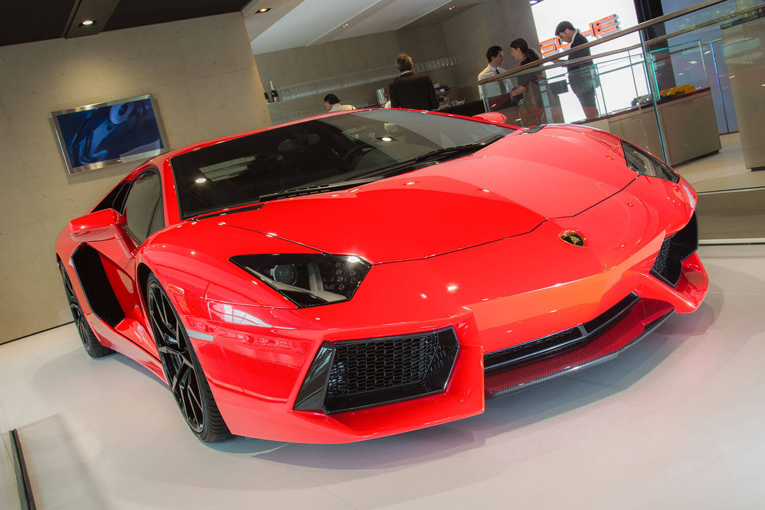 かつてはフェラーリ圧勝もいまやランボルギーニが僅差に迫る！　それでも販売台数の「逆転」がないと言い切れるワケ