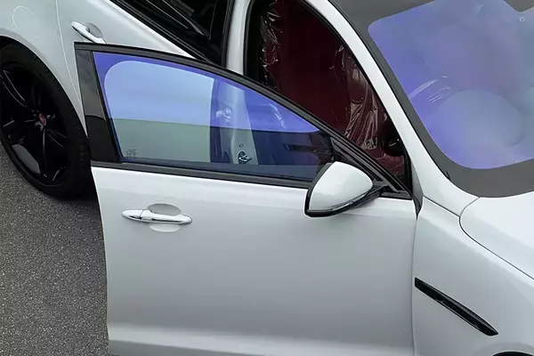 「フロントウインドウに「色つきフィルム」を貼ることは違法じゃない！　「可視光線透過率」が重要だった」の画像