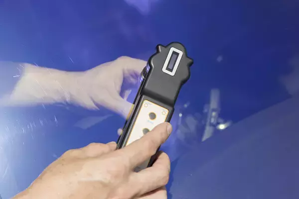 「フロントウインドウに「色つきフィルム」を貼ることは違法じゃない！　「可視光線透過率」が重要だった」の画像