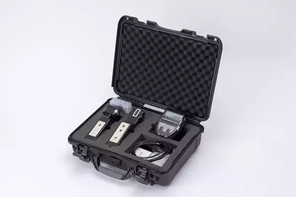 「フロントウインドウに「色つきフィルム」を貼ることは違法じゃない！　「可視光線透過率」が重要だった」の画像