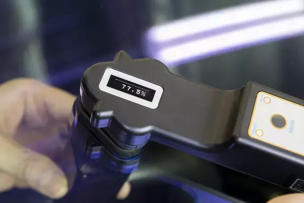 「フロントウインドウに「色つきフィルム」を貼ることは違法じゃない！　「可視光線透過率」が重要だった」の画像