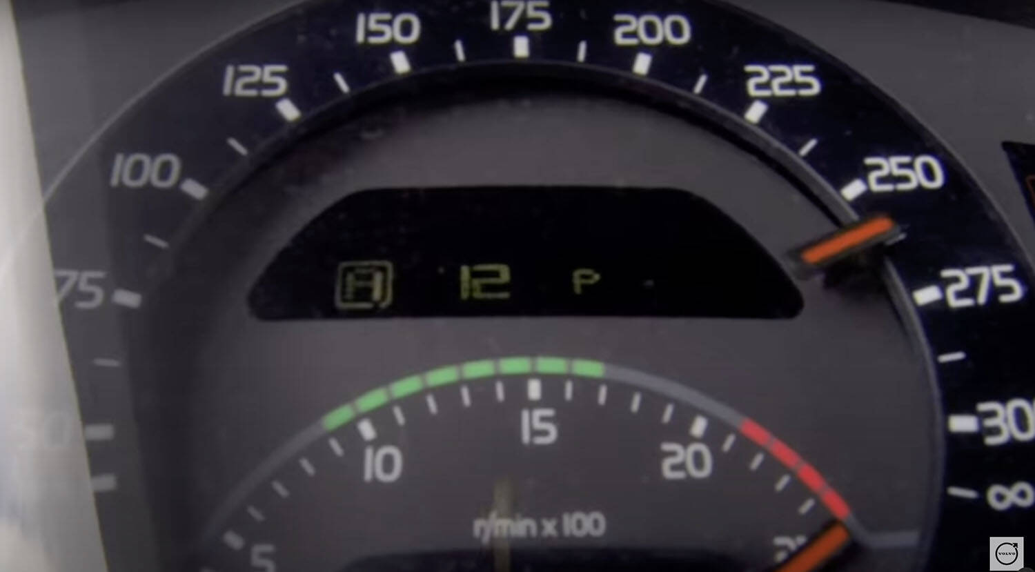 排気量１万cc超えでトルクは2000Nmオーバーの怪物エンジンが普通に積まれてる！　大型トラックってもしかして空荷でリミッター外したらバカッ速い？