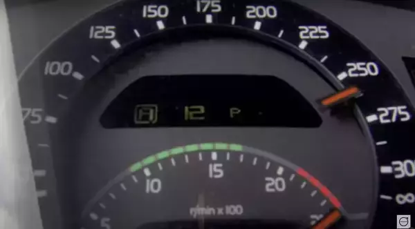 「排気量１万cc超えでトルクは2000Nmオーバーの怪物エンジンが普通に積まれてる！　大型トラックってもしかして空荷でリミッター外したらバカッ速い？」の画像