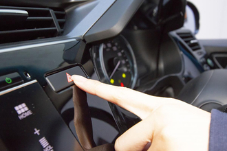運転教本にも標識にも書いてあるワケじゃない「サンキューハザード」！　いつどこから広まった？