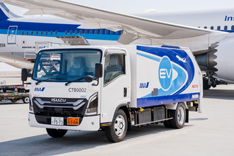これまでディーゼル車だった空港内のカーゴトラックにEVを導入！　「ANA×いすゞ」の取り組みの狙いとは