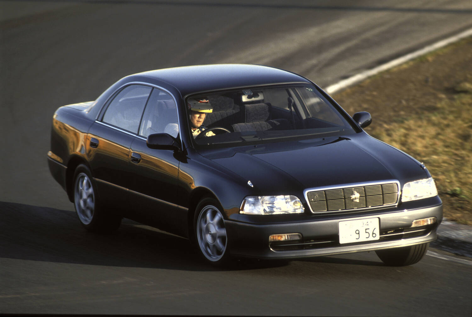 SUV化の噂もあればセダン生き残り説もあるクラウン！　15代の歴史を一気見せ