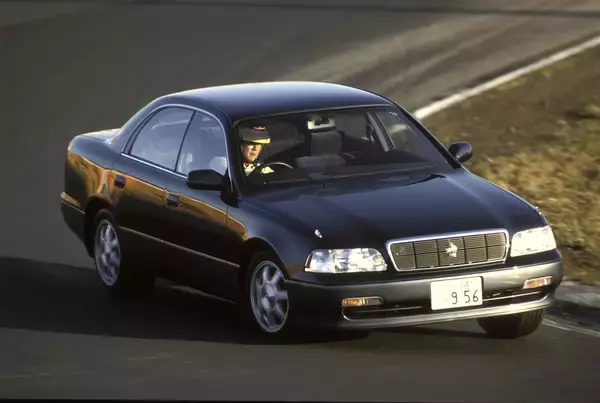 「SUV化の噂もあればセダン生き残り説もあるクラウン！　15代の歴史を一気見せ」の画像