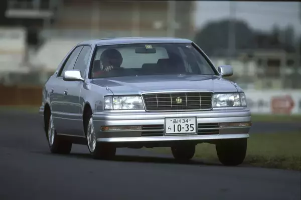 「SUV化の噂もあればセダン生き残り説もあるクラウン！　15代の歴史を一気見せ」の画像