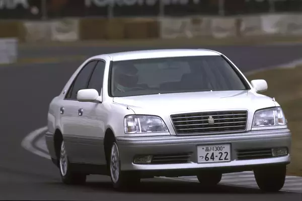 「SUV化の噂もあればセダン生き残り説もあるクラウン！　15代の歴史を一気見せ」の画像