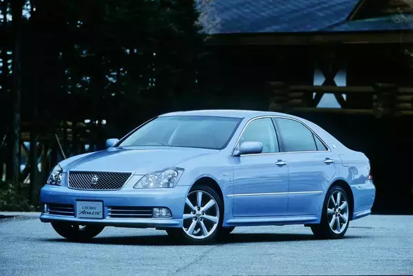 「SUV化の噂もあればセダン生き残り説もあるクラウン！　15代の歴史を一気見せ」の画像