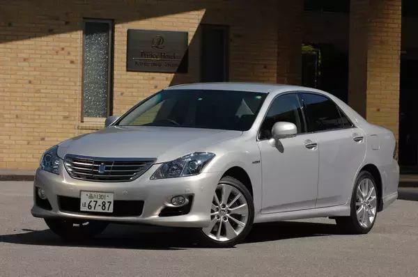 「SUV化の噂もあればセダン生き残り説もあるクラウン！　15代の歴史を一気見せ」の画像