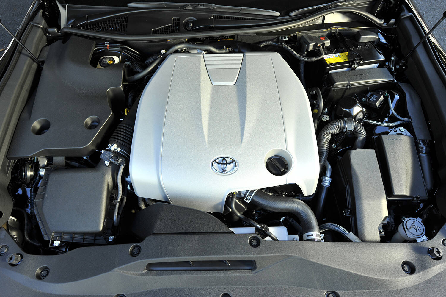 SUV化の噂もあればセダン生き残り説もあるクラウン！　15代の歴史を一気見せ