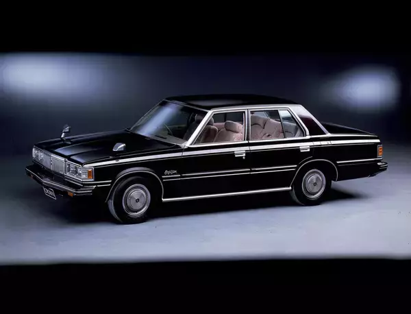 「SUV化の噂もあればセダン生き残り説もあるクラウン！　15代の歴史を一気見せ」の画像