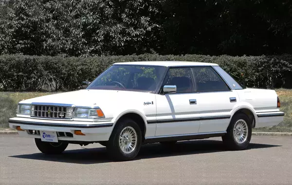 「SUV化の噂もあればセダン生き残り説もあるクラウン！　15代の歴史を一気見せ」の画像