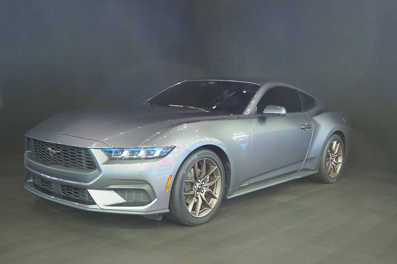 新型マスタングの世界初公開で現地デトロイトはお祭り騒ぎ！　日本車でもこのぐらい愛されるクルマが欲しい