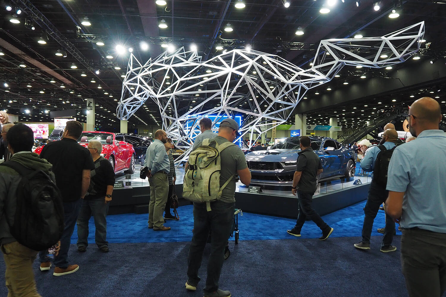 新型マスタングの世界初公開で現地デトロイトはお祭り騒ぎ！　日本車でもこのぐらい愛されるクルマが欲しい