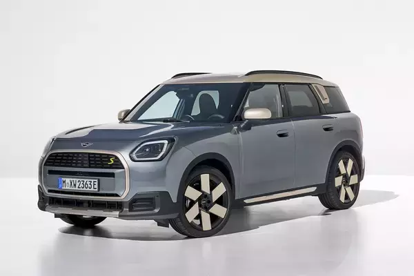 ボディからキノコが生えたってマジ!?　リアルな「木」を外板に使った初代「ミニ・カントリーマン」はいま見ると衝撃!!