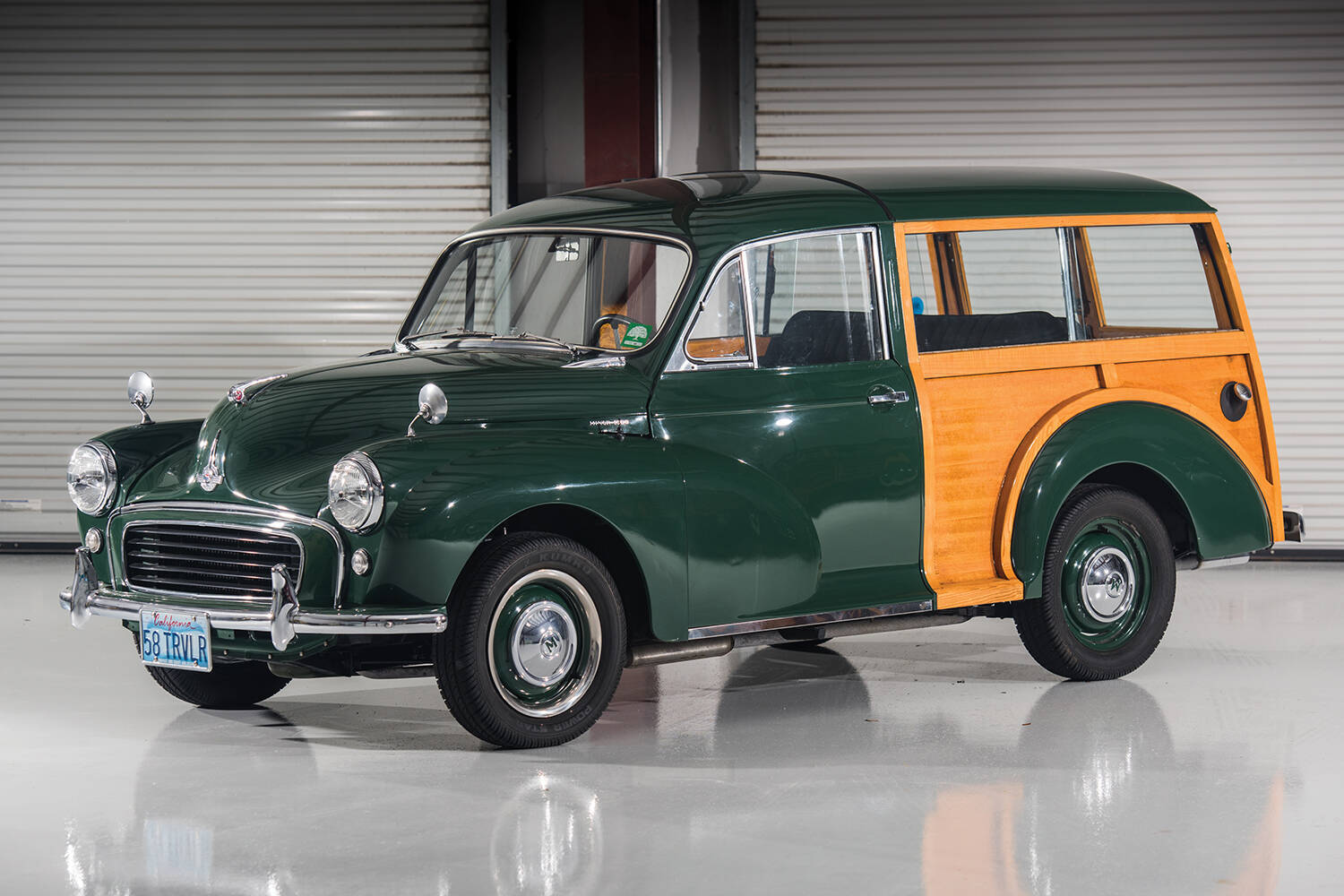 ボディからキノコが生えたってマジ!?　リアルな「木」を外板に使った初代「ミニ・カントリーマン」はいま見ると衝撃!!