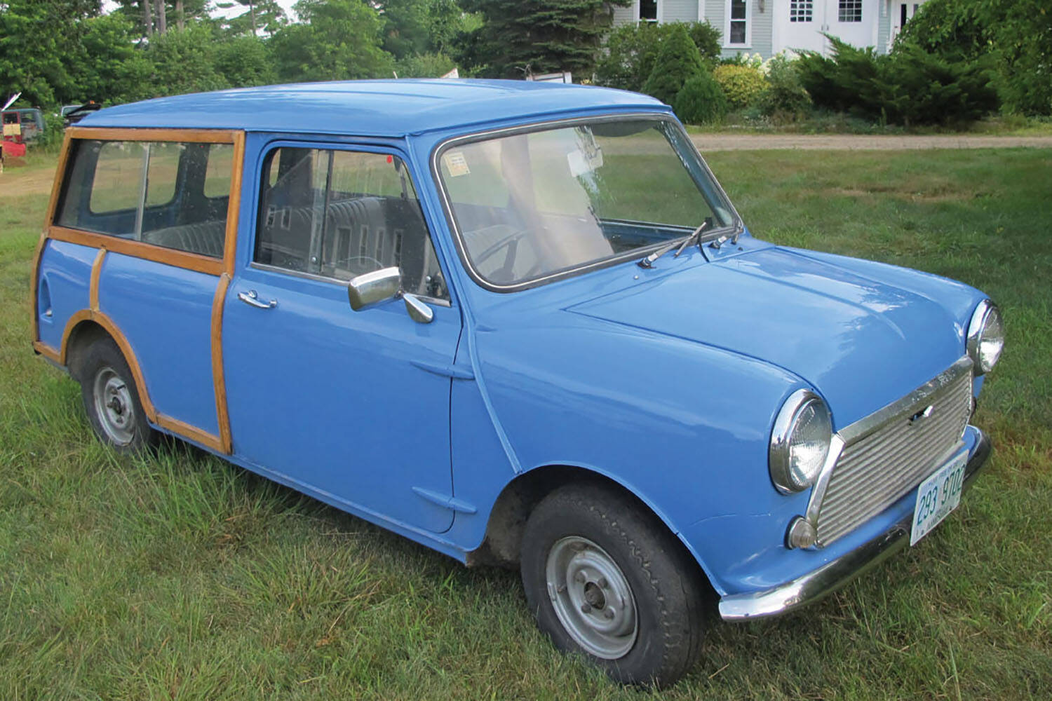 ボディからキノコが生えたってマジ!?　リアルな「木」を外板に使った初代「ミニ・カントリーマン」はいま見ると衝撃!!